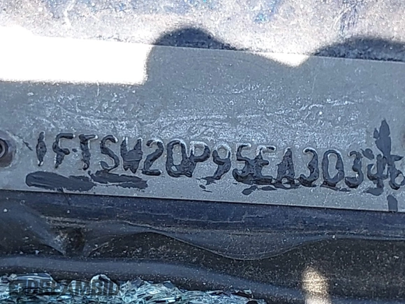 2005 Ford F-250 XL z VIN 1FTSW20P95EA30348, wystawiony jako IAAI lot #42199677 z przebiegiem Nie podano mil oraz . Historia ofert i sprzedaży dostępna na DreamBid. Obrazek 9.