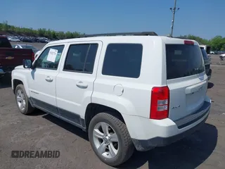 2014 Jeep Patriot Latitude z VIN 1C4NJRFB4ED664561, wystawiony jako IAAI lot #42422724 z przebiegiem 130 506 mil mil oraz . Historia ofert i sprzedaży dostępna na DreamBid. Obrazek 3.