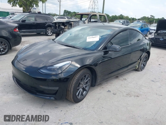 2023 Tesla Model 3 z VIN 5YJ3E1EA0PF571330, wystawiony jako IAAI lot #42198817 z przebiegiem 39 682 mil mil oraz . Historia ofert i sprzedaży dostępna na DreamBid. Obrazek 2.
