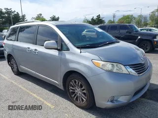 2012 Toyota Sienna XLE AAS z VIN 5TDYK3DCXCS278442, wystawiony jako IAAI lot #42228620 z przebiegiem 128 748 mil mil oraz . Historia ofert i sprzedaży dostępna na DreamBid. Obrazek 1.