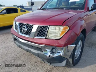 2007 Nissan Frontier SE z VIN 1N6AD07UX7C418640, wystawiony jako IAAI lot #42074654 z przebiegiem 302 031 mil mil oraz . Historia ofert i sprzedaży dostępna na DreamBid. Obrazek 6.