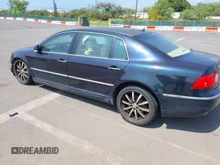 2005 Volkswagen Phaeton z VIN WVWAF03D058005435, wystawiony jako IAAI lot #41671418 z przebiegiem 87 199 mil mil oraz . Historia ofert i sprzedaży dostępna na DreamBid. Obrazek 3.