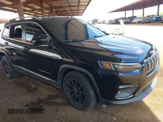 2019 Jeep Cherokee Latitude Plus z VIN 1C4PJLLB2KD420090, wystawiony jako IAAI lot #42094704 z przebiegiem 81 545 mil mil oraz . Historia ofert i sprzedaży dostępna na DreamBid. Obrazek 1.