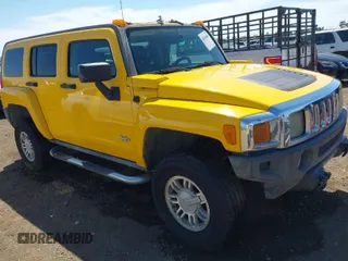 2007 Hummer H3 SUV with VIN 5GTDN13E478209536, listed as a IAAI auction lot 42030088 with 180,743 mi miles. Bid and sale history available at carsss.com. Image 1.
