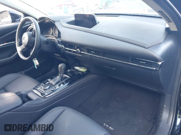 2024 Mazda CX-30 S Preferred z VIN 3MVDMBCM4RM681739, wystawiony jako IAAI lot #41788291 z przebiegiem 7 757 mil mil oraz . Historia ofert i sprzedaży dostępna na DreamBid. Obrazek 5.
