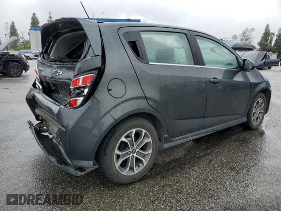 2018 Chevrolet Sonic LT z VIN 1G1JD6SGXJ4100342, wystawiony jako Copart lot #49188795 z przebiegiem 92 254 mil mil oraz Szkoda całkowita • Salvage title. Historia ofert i sprzedaży dostępna na DreamBid. Obrazek 3.