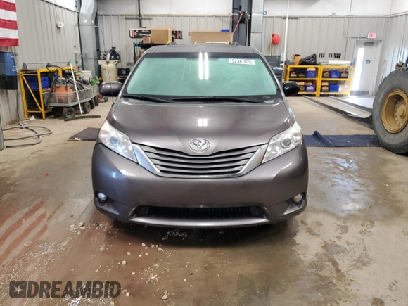 2012 Toyota Sienna XLE z VIN 5TDDK3DC8CS046677, wystawiony jako Copart lot #52381025 z przebiegiem 144 054 mil mil oraz Czysty tytuł • Clean title. Historia ofert i sprzedaży dostępna na DreamBid. Obrazek 5.