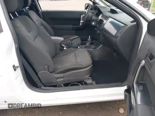 2008 Ford Focus SE z VIN 1FAHP33N68W227957, wystawiony jako IAAI lot #42321209 z przebiegiem Nie podano mil oraz . Historia ofert i sprzedaży dostępna na DreamBid. Obrazek 5.