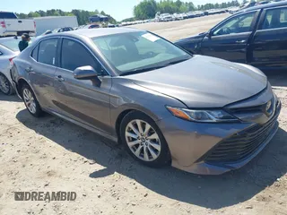 2019 Toyota Camry LE z VIN 4T1B11HK4KU797720, wystawiony jako IAAI lot #42053830 z przebiegiem 102 558 mil mil oraz . Historia ofert i sprzedaży dostępna na DreamBid. Obrazek 1.