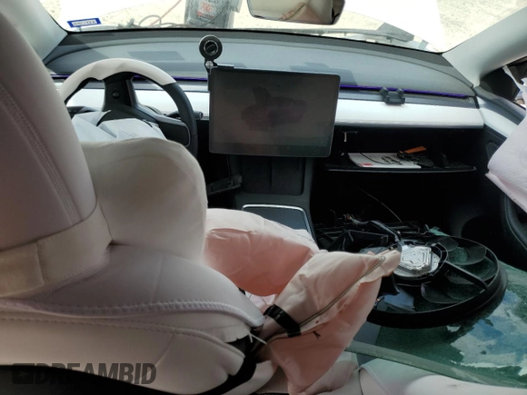 2024 Tesla Model Y Long Range with VIN 7SAYGDEE2RA335818, listed as a Copart auction lot 48821475 with 4,415 mi miles and Salvage Title. Bid and sale history available at DreamBid. Image 8.
