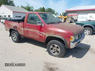 1997 Nissan Frontier XE z VIN 1N6SD11Y4VC415557, wystawiony jako IAAI lot #42399415 z przebiegiem 131 363 mil mil oraz . Historia ofert i sprzedaży dostępna na DreamBid. Obrazek 1.