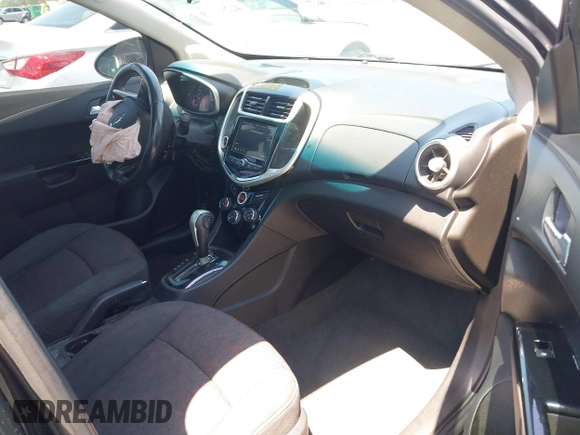 2019 Chevrolet Sonic LT z VIN 1G1JD5SBXK4148018, wystawiony jako IAAI lot #42258275 z przebiegiem 114 348 mil mil oraz . Historia ofert i sprzedaży dostępna na DreamBid. Obrazek 5.