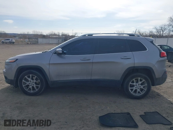 2017 Jeep Cherokee Latitude z VIN 1C4PJMCB0HD213955, wystawiony jako IAAI lot #41772383 z przebiegiem 88 964 mil mil oraz . Historia ofert i sprzedaży dostępna na DreamBid. Obrazek 14.