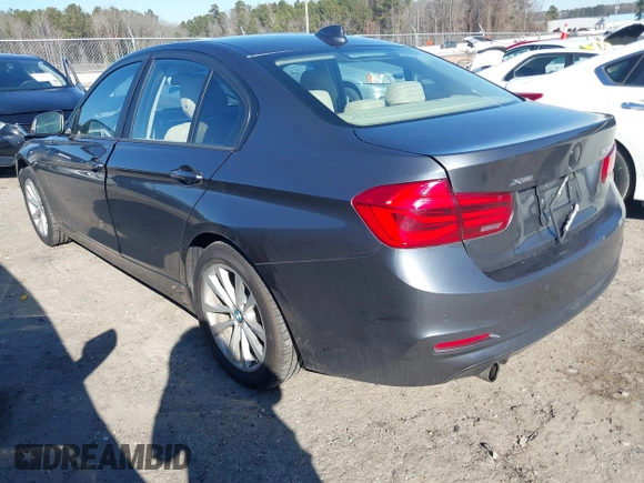 2016 BMW 3 Series 320i xDrive z VIN WBA8A3C54GK688539, wystawiony jako IAAI lot #41367993 z przebiegiem 56 419 mil mil oraz . Historia ofert i sprzedaży dostępna na DreamBid. Obrazek 3.
