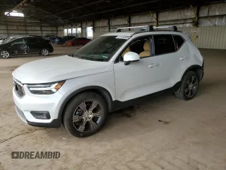 2022 Volvo XC40 Inscription z VIN YV4162UL4N2756751, wystawiony jako Copart lot #51120385 z przebiegiem 9 049 mil mil oraz Szkoda całkowita • Salvage title. Historia ofert i sprzedaży dostępna na DreamBid. Obrazek 1.