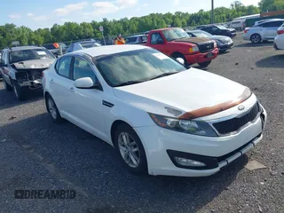 2013 Kia Optima LX z VIN 5XXGM4A71DG258747, wystawiony jako IAAI lot #42250301 z przebiegiem 150 157 mil mil oraz . Historia ofert i sprzedaży dostępna na DreamBid. Obrazek 1.