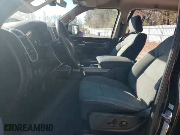 2020 Ram 1500 Big Horn z VIN 1C6RRFFG3LN233051, wystawiony jako Copart lot #89117455 z przebiegiem 43 191 mil mil oraz Szkoda całkowita • Salvage title. Historia ofert i sprzedaży dostępna na DreamBid. Obrazek 7.