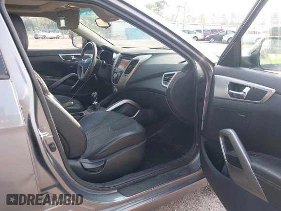 2012 Hyundai Veloster w/Gray Int z VIN KMHTC6AD1CU081754, wystawiony jako IAAI lot #42421889 z przebiegiem 99 593 mil mil oraz . Historia ofert i sprzedaży dostępna na DreamBid. Obrazek 5.