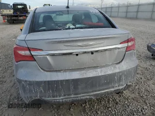 2014 Chrysler 200 LX z VIN 1C3CCBABXEN125294, wystawiony jako Copart lot #42043745 z przebiegiem 159 032 mil mil oraz Szkoda całkowita • Salvage title. Historia ofert i sprzedaży dostępna na DreamBid. Obrazek 6.