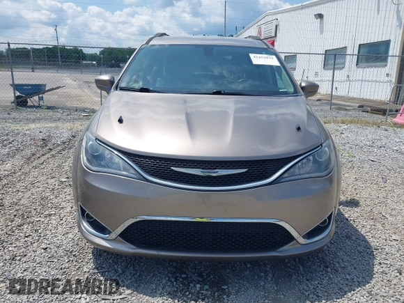 2017 Chrysler Pacifica Touring L z VIN 2C4RC1BG9HR668654, wystawiony jako IAAI lot #42452032 z przebiegiem 170 018 mil mil oraz . Historia ofert i sprzedaży dostępna na DreamBid. Obrazek 13.