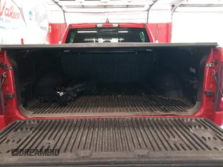 2023 Ram 1500 Big Horn z VIN 1C6RRFFG9PN561001, wystawiony jako IAAI lot #42575762 z przebiegiem 42 164 mil mil oraz . Historia ofert i sprzedaży dostępna na DreamBid. Obrazek 1.