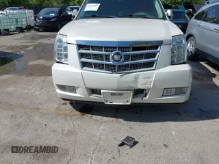 2013 Cadillac Escalade ESV Platinum Edition z VIN 1GYS4KEF2DR153626, wystawiony jako IAAI lot #42269429 z przebiegiem 252 875 mil mil oraz . Historia ofert i sprzedaży dostępna na DreamBid. Obrazek 6.