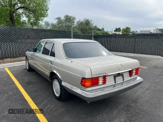 1989 Mercedes-Benz 560 z VIN WDBCA39E8KA462974, wystawiony jako Copart lot #58276215 z przebiegiem 138 064 mil mil oraz Tytuł czysty. Historia ofert i sprzedaży dostępna na DreamBid. Obrazek 3.