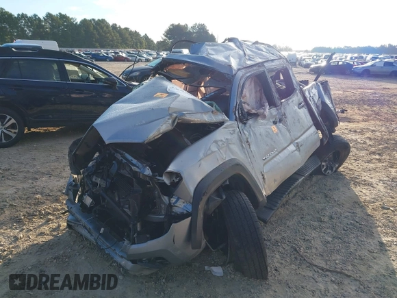 2017 Toyota Tacoma SR5 z VIN 5TFAZ5CN8HX036231, wystawiony jako IAAI lot #37636403 z przebiegiem Nie podano mil oraz . Historia ofert i sprzedaży dostępna na DreamBid. Obrazek 6.