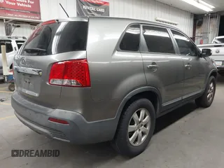2013 Kia Sorento LX с VIN 5XYKT4A11DG418520, выставлен на аукционе IAAI как лот 42666037 с пробегом 179 798 миль миль и . История ставок и продаж доступна на DreamBid. Изображение 4.