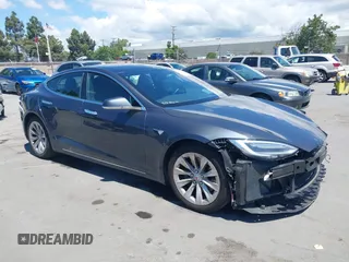 2017 Tesla Model S 60 z VIN 5YJSA1E18HF215166, wystawiony jako IAAI lot #42245360 z przebiegiem 74 696 mil mil oraz . Historia ofert i sprzedaży dostępna na DreamBid. Obrazek 1.