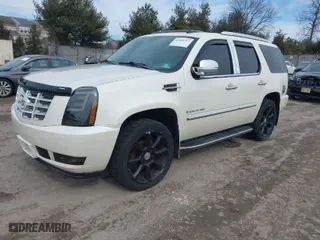 2009 Cadillac Escalade with VIN 1GYFK13259R226366, listed as a IAAI auction lot 41609717 with 233,218 mi miles. Bid and sale history available at carsss.com. Image 2.