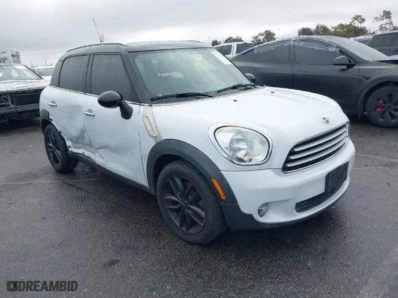 2011 MINI Cooper Countryman with VIN WMWZB3C54BWM00926, listed as a IAAI auction lot 41523122 with 109,909 mi miles. Bid and sale history available at carsss.com. Image 1.