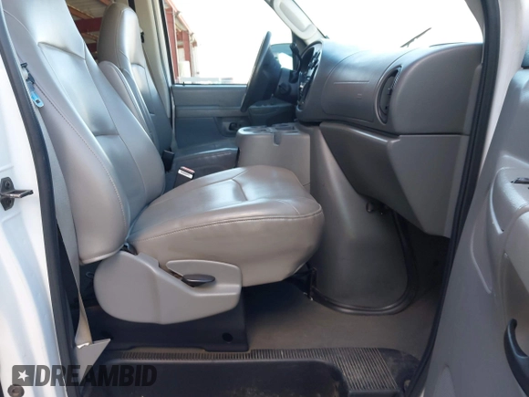 2005 Ford Econoline Passenger XL with VIN 1FBNE31L45HB23735, listed as a IAAI auction lot 41700427 with 241,456 mi miles. Bid and sale history available at carsss.com. Image 5.