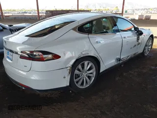 2014 Tesla Model S 60 with VIN 5YJSA1H14EFP63737, listed as a IAAI auction lot 41947610 with 62,240 mi miles and . Bid and sale history available at DreamBid. Image 4.