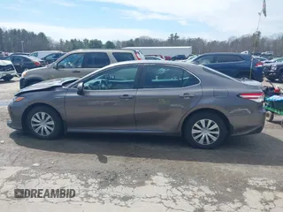 2019 Toyota Camry Hybrid LE z VIN 4T1B31HK0KU509265, wystawiony jako IAAI lot #42014204 z przebiegiem 136 560 mil mil oraz . Historia ofert i sprzedaży dostępna na DreamBid. Obrazek 14.