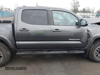 2020 Toyota Tacoma SR5 z VIN 3TMCZ5AN6LM323920, wystawiony jako IAAI lot #41885427 z przebiegiem 153 952 mil mil oraz . Historia ofert i sprzedaży dostępna na DreamBid. Obrazek 13.