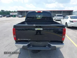 2011 Chevrolet Colorado 1LT z VIN 1GCHTCFE8B8105355, wystawiony jako IAAI lot #42298157 z przebiegiem 213 853 mil mil oraz . Historia ofert i sprzedaży dostępna na DreamBid. Obrazek 16.