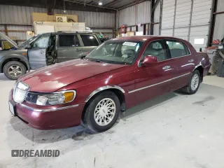 1999 Lincoln Town Car Signature z VIN 1LNHM82W6XY616896, wystawiony jako Copart lot #48355275 z przebiegiem 168 128 mil mil oraz Szkoda całkowita • Salvage title. Historia ofert i sprzedaży dostępna na DreamBid. Obrazek 1.