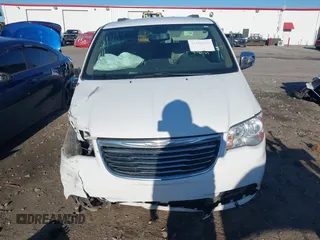 2015 Chrysler Town & Country Touring L z VIN 2C4RC1CG5FR728019, wystawiony jako IAAI lot #41848508 z przebiegiem 118 612 mil mil oraz . Historia ofert i sprzedaży dostępna na DreamBid. Obrazek 13.