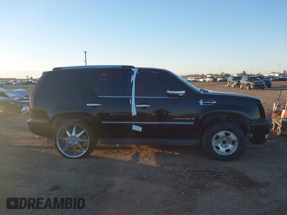 2007 Cadillac Escalade z VIN 1GYFK63847R288677, wystawiony jako IAAI lot #41296095 z przebiegiem 216 413 mil mil oraz . Historia ofert i sprzedaży dostępna na DreamBid. Obrazek 13.