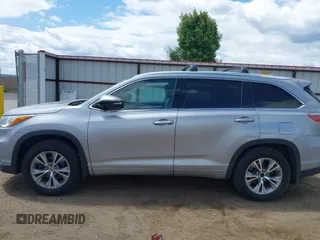 2015 Toyota Highlander XLE z VIN 5TDJKRFH9FS099780, wystawiony jako IAAI lot #42407689 z przebiegiem 159 406 mil mil oraz . Historia ofert i sprzedaży dostępna na DreamBid. Obrazek 14.