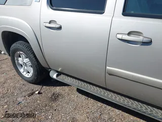 2009 Chevrolet Avalanche LT w/2LT with VIN 3GNFK22049G153834, listed as a IAAI auction lot 41770171 with 280,608 mi miles. Bid and sale history available at carsss.com. Image 6.