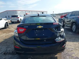 2017 Chevrolet Cruze LS z VIN 1G1BC5SM3H7117757, wystawiony jako IAAI lot #41870272 z przebiegiem 138 949 mil mil oraz . Historia ofert i sprzedaży dostępna na DreamBid. Obrazek 16.