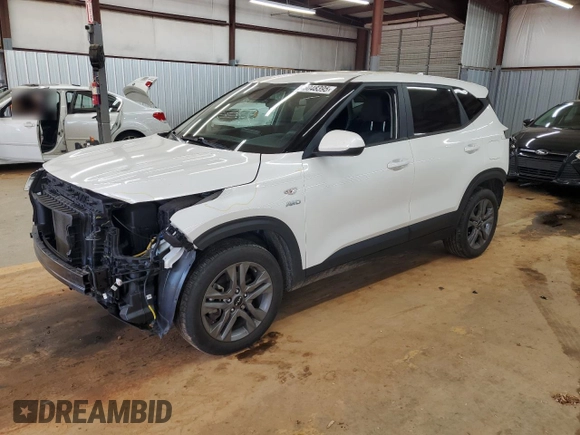 2023 Kia Seltos LX z VIN KNDEPCAA6P7362944, wystawiony jako Copart lot #53048395 z przebiegiem 48 646 mil mil oraz Szkoda całkowita • Salvage title. Historia ofert i sprzedaży dostępna na DreamBid. Obrazek 1.