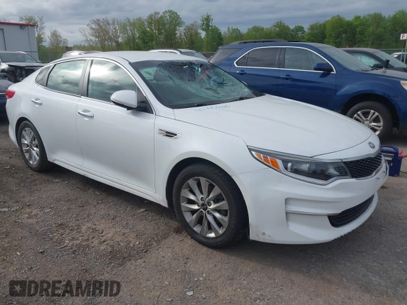 2017 Kia Optima LX z VIN 5XXGT4L38HG171236, wystawiony jako IAAI lot #42215406 z przebiegiem 83 107 mil mil oraz . Historia ofert i sprzedaży dostępna na DreamBid. Obrazek 1.