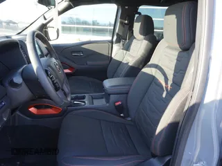 2024 Nissan Frontier SV z VIN 1N6ED1EK2RN667028, wystawiony jako Copart lot #55688885 z przebiegiem 3 447 mil mil oraz Szkoda całkowita • Salvage title. Historia ofert i sprzedaży dostępna na DreamBid. Obrazek 9.