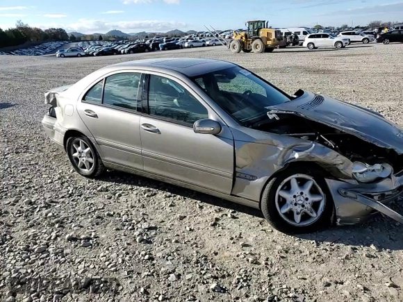 2003 Mercedes-Benz C 240 z VIN WDBRF81J93F439211, wystawiony jako Copart lot #79460514 z przebiegiem 116 596 mil mil oraz Szkoda całkowita • Salvage title. Historia ofert i sprzedaży dostępna na DreamBid. Obrazek 10.