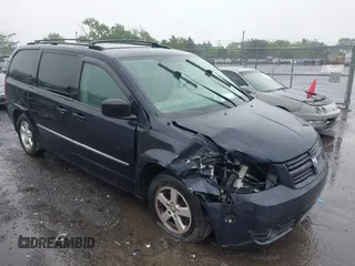 2010 Dodge Grand Caravan SXT z VIN 2D4RN5D11AR175005, wystawiony jako IAAI lot #42351102 z przebiegiem 71 664 mil mil oraz . Historia ofert i sprzedaży dostępna na DreamBid. Obrazek 1.