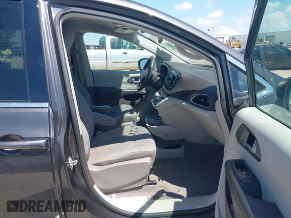2020 Chrysler Voyager LX z VIN 2C4RC1CG2LR131258, wystawiony jako IAAI lot #42237185 z przebiegiem 138 945 mil mil oraz . Historia ofert i sprzedaży dostępna na DreamBid. Obrazek 5.