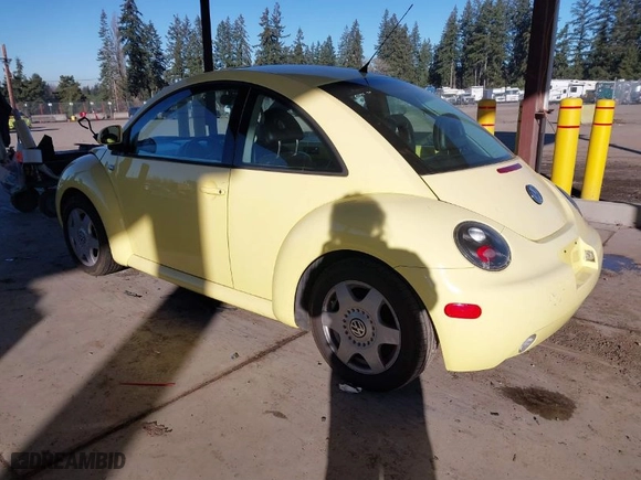 2000 Volkswagen New Beetle GLS with VIN 3VWCA21C7YM466576, listed as a IAAI auction lot 41432839 with 176,831 mi miles. Bid and sale history available at carsss.com. Image 3.